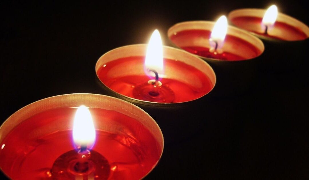 Dans sa cuisine de Camphin-en-Carembault, Xavier Leclère fait fondre les cœurs (et la cire) avec ses bougies à messages