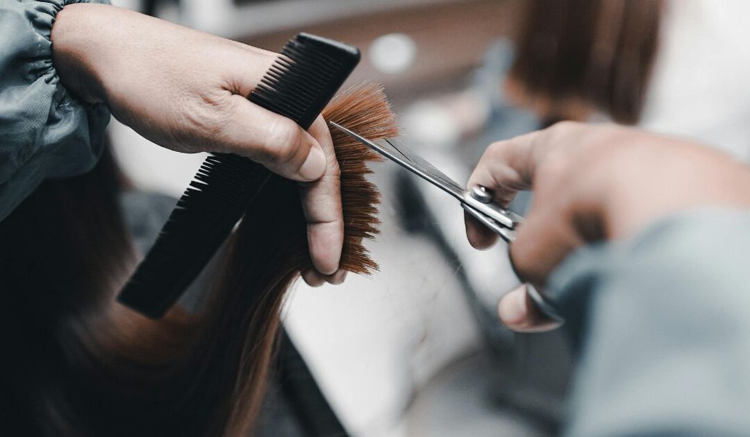 Le forfait shampoing-coupe-brushing à 10 € : l’atout méconnu des salons d’application